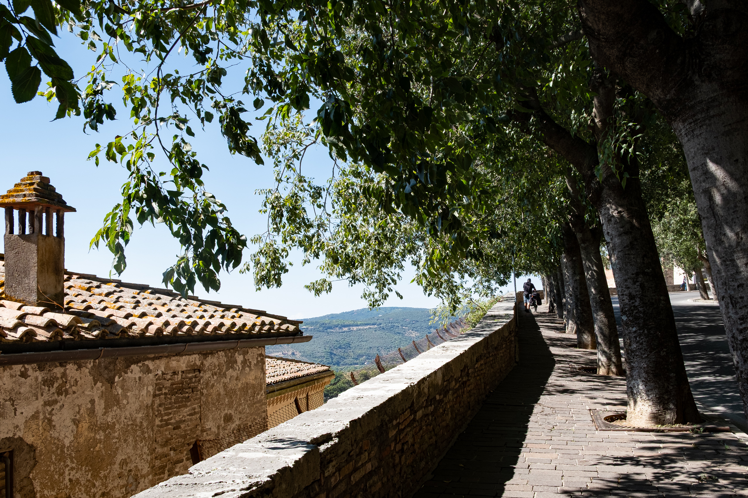 Schiebend hinauf in die Altstadt von Perugia